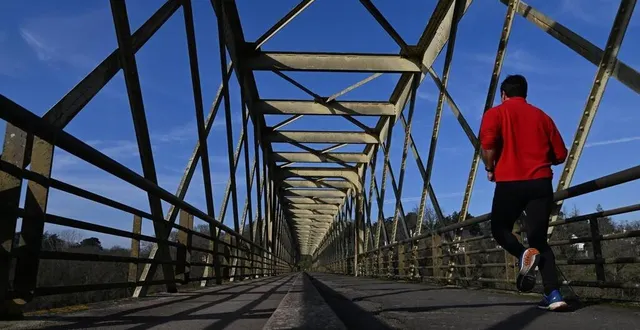 photo  la dernière rénovation du pont de pruniers, dit pont de la libération, date de 1998, il y a 25 ans. cet ouvrage de 152 mètres de long, constitué de poutres creuses à parois ajourées, va être remis à neuf au cours des sept prochains mois.  &copy;  archives co – josselin clair 