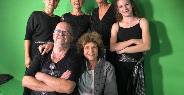 photo virginie, fabienne, christine, aelie, de la chorale lsf nazairienne signe and song, ont collaboré au clip de raphaël de ghost et sabine paturel, « ces femmes qu’on assassine ».