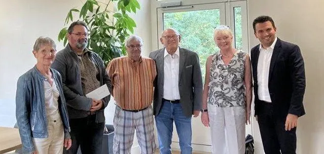 photo  bruno javière (deuxième à gauche) a reçu l’enveloppe des mains de mandfred wiedemann (troisième à droite).  &copy;  ouest-france 