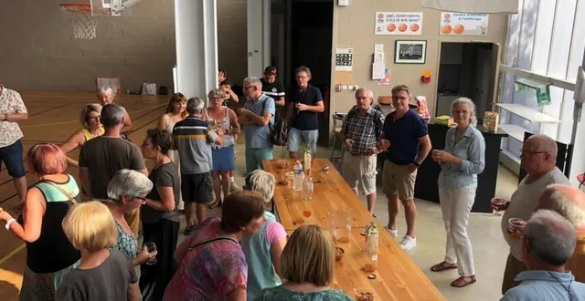 photo  la réception de clôture avec le maire laurent paris, entouré des adjoints michel henry et frédérique laurent, et les représentants d’associations.  &copy;  le maine libre 