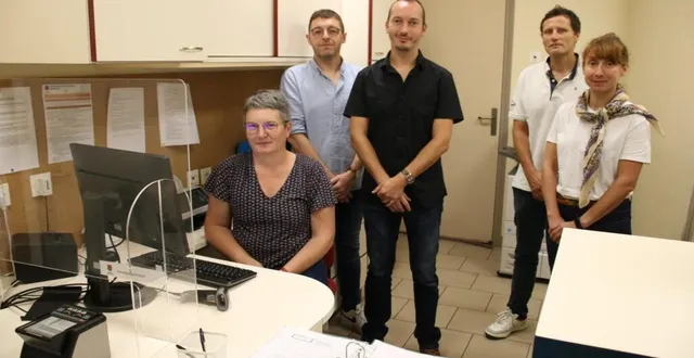 photo  les agents municipaux, sandrine leroux (assise), fabien ribault et aurélie gaucher, accompagnés de romain hutereau et denis assier, maire.  &copy;  ouest-france 