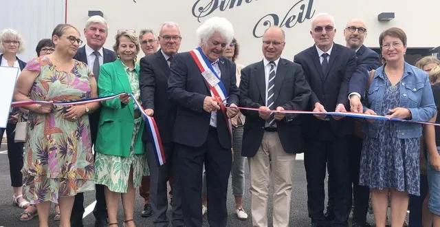 photo  le ruban coupé par le maire, entouré d’un parterre d’élus locaux, départementaux et régionaux.  &copy;  le maine libre 