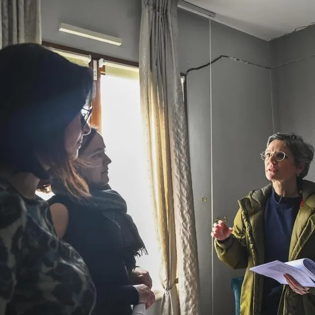 photo le 17 mars 2023 sandrine rousseau, députée (eelv) à pruillé-le-chétif chez des riverains sinistrés par les fissures dans leur maison.  ©  archives le maine libre denis lambert