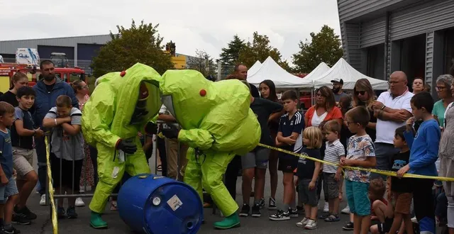 photo  une démonstration effectuée par des pompiers formés aux risques chimiques.  &copy;  le maine libre 