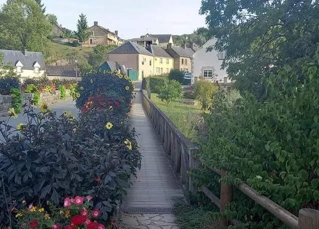 photo une vue du pont de saint-léonard-des-bois.  ©  ouest-france