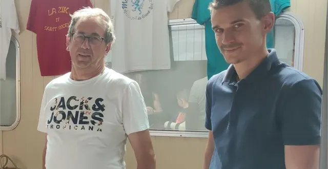 photo  le président des lyres lucéennes dominique lenoir avec le président de la musique du grand-lucé arnaud chevallier.  &copy;  le maine libre 