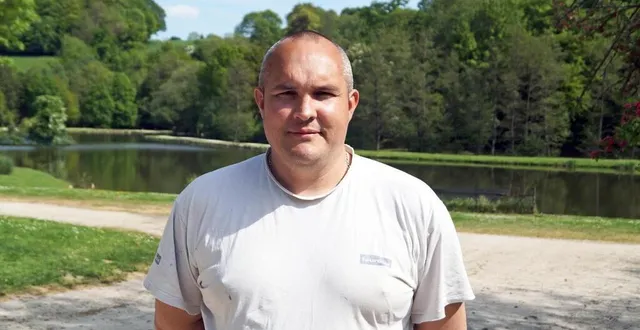 photo  patrice gautier, président de la gaule tinchebrayenne, présente le concours de pêche à l’américaine organisé à tinchebray-bocage (orne).  &copy;  archives ouest-france 