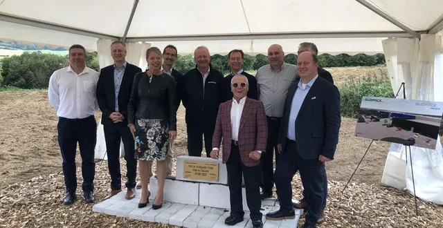 photo  les enfants du fondateur, johannes remmele et carolin grimbacher, au premier plan, entourés des cadres dont les ornais samuel wilquin (à gauche), directeur du site de coulmer, et frédéric covasso (3e à droite), directeur des projets industriels.  &copy;  ouest-france 