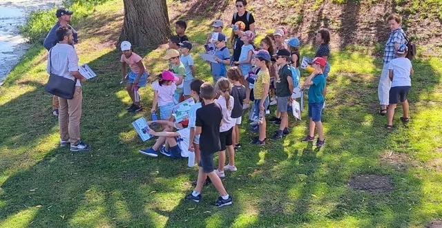 photo  au fur et à mesure de leur périple, les enfants ont pu découvrir des éléments architecturaux, paysagers et historiques de la commune. ici, près de la maison du passeur.  &copy;  ouest-france 