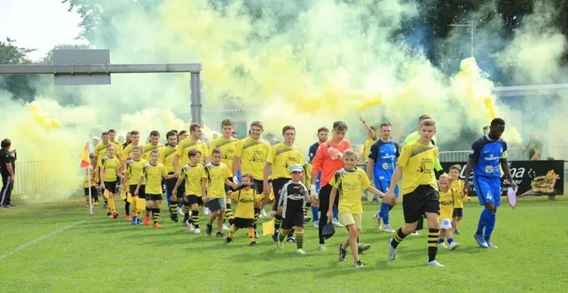 photo  tambours, clairons et surtout fumigènes jaunes : une ambiance digne des pros lors de l’entrée des deux équipes.  &copy;  fabien gohier 