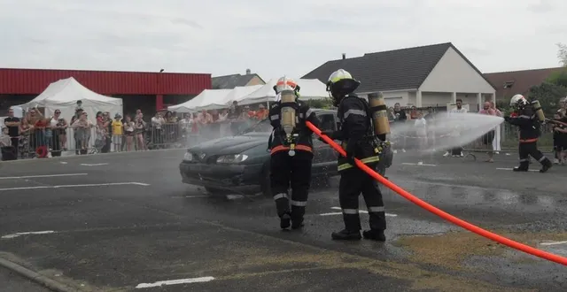 photo  lors d’un exercice d’extinction d’un feu de voiture  &copy;  le maine libre 