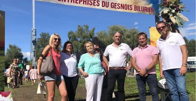 photo  le président hébert, le vice-président glot et les autres membres du bureau, à l’entrée du village des entrepreneurs lors du dernier comice agricole cantonal.  &copy;  le maine libre 