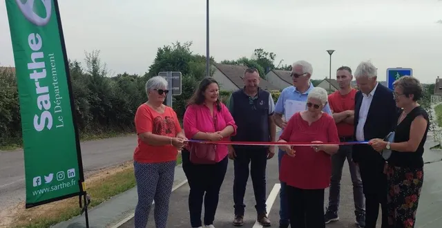 photo  les élus ont inauguré une deuxième liaison douce, rue de chérence.  &copy;  le maine libre 