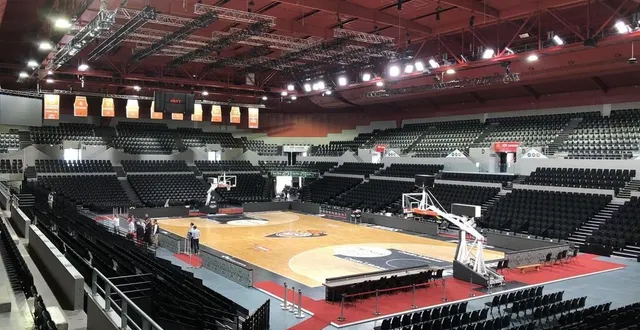 photo  les sièges à coque rouge des tribunes ont été remplacés par des sièges pliables, rembourrés et noirs.  &copy;  ouest-france 