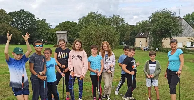 photo  les élèves de la classe de 6e ont suivi ensemble une semaine d’intégration. ils se sont exercés à différents sports (swin-golf sur la photo). à droite, anne-paule flambard, leur professeure d’éducation physique et sportive.  &copy;  ouest-france 
