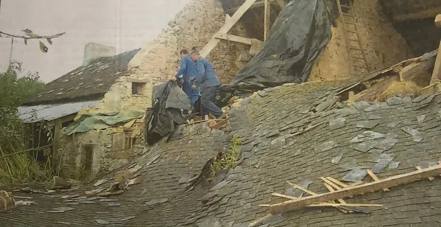 photo  à moulins-le-carbonnel, les dégâts sont considérables après le passage d’une tornade le 20 septembre 1999.  &copy;  archives le maine libre 