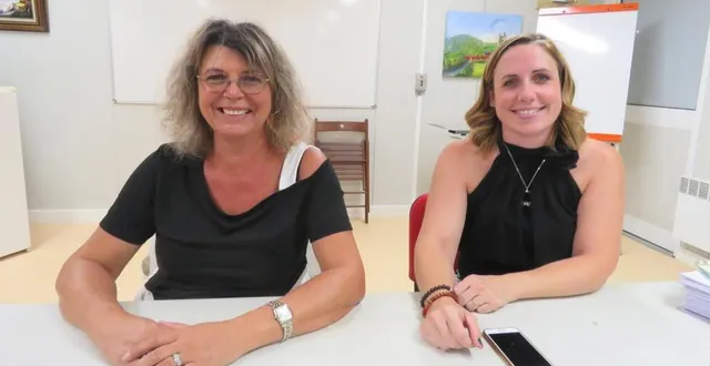 photo  christelle ropert-caniaux, trésorière démissionnaire et karène thébault, présidente de l’accla (association communale et culturelle de loisirs d’aigné).  &copy;  le maine libre 