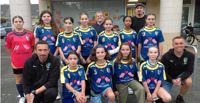 photo  les féminines u15 posent avec leurs éducateurs et leurs sponsors.  &copy;  le maine libre 