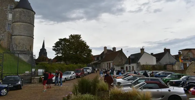 photo  70 véhicules se sont alignés devant le château.  &copy;  le maine libre 