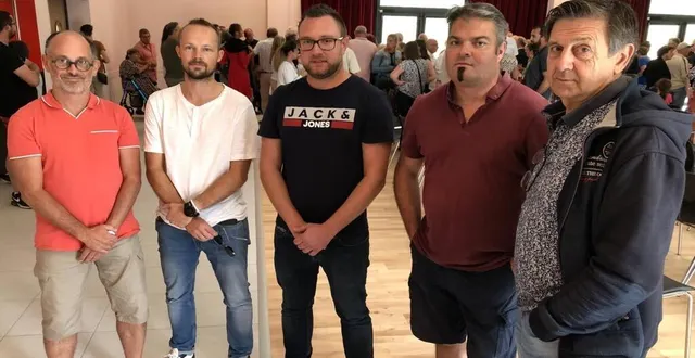 photo  cinq des professionnels qui ont œuvré sur cette salle, entre menuiserie, conformité et électricité.  &copy;  le maine libre 