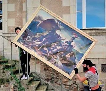 photo  ils sont à découvert, vulnérables. ils rasent les murs, discrètement, avec le tableau volé, mais les trottoirs leur tendent des pièges.  &copy;  ouest-france 