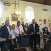 photo  réception de la statue de la vierge en pitié, le 16 septembre : karine mullet, maire d’aigné, jean-luc catanzaro, vice-président du conseil régional, mélina elshoud, conseillère départementale, thierry cozic, sénateur, vincent rabergeau, curé et charlotte, maire junior et des membres du cmj (conseil municipal jeunes). 