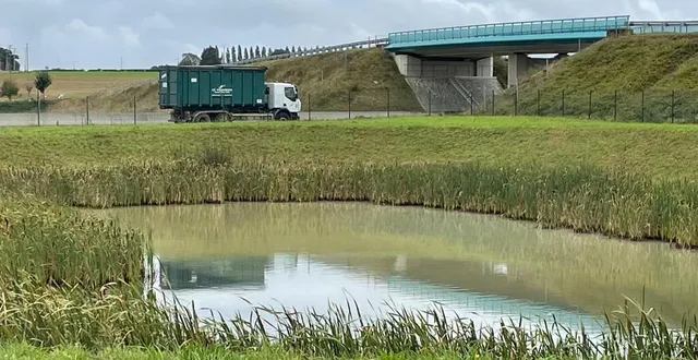 photo  les litres de lait déversés ont été stockés dans un bassin de rétention, à 200 m du lieu de l’accident.  &copy;  ouest-france 