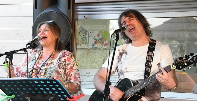photo  les deux artistes manceaux sandra caroll, à la voix et aux percussions, et nicolas macsana, à la guitare acoustique, vont faire revivre les années 60 dans la sphère anglo-saxonne.  &copy;  ouest-france 