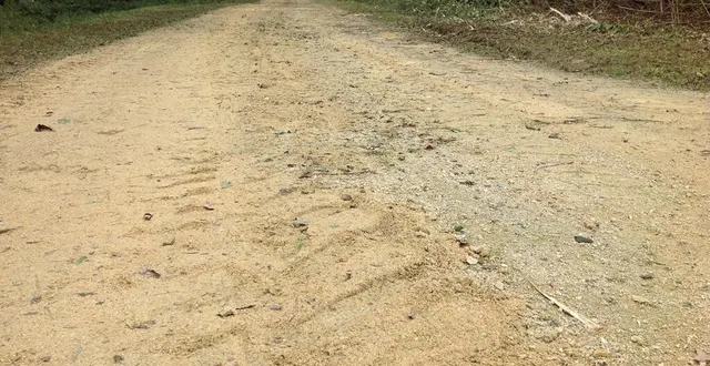photo  les services du département ont dû regarnir de sable la voie verte, pas encore damée mercredi 20 septembre.  &copy;  le maine libre 