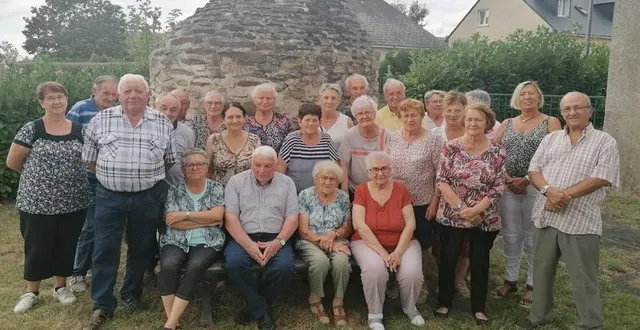 photo  septembre est le mois de la rentrée. au club de la gaieté, à vergonnes, les 29 adhérents ont ainsi repris leurs bonnes habitudes : chaque mardi après-midi, les parties de belote se succèdent, interrompues par la pause-café où on échange des nouvelles. chaque mois, on fête les anniversaires. surtout, les repas partagés qui reviennent régulièrement (en septembre, à noël, au printemps, en juillet) font la joie de tous. roland dalifard, président, en profite pour rappeler « que tous les retraités sont les bienvenus au club » !  &copy;  co 