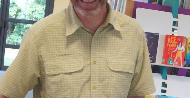 photo  laurent foucault-giroux devant ses manuscrits rares et anciens exposés, samedi matin, à la bibliothèque.  &copy;  ouest-france 