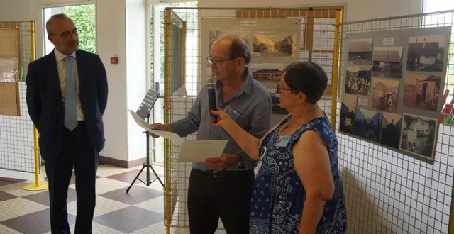 photo  jean-carles grelier, député, bernard houel et laurence hervé-beaury, membres des forgerons d’antoigné, ont présenté à la cantine scolaire la semaine dernière, l’exposition sur l’habitat ouvrier au village, de la fin du xixe  au début du xxe siècle.  &copy;  ouest-france 
