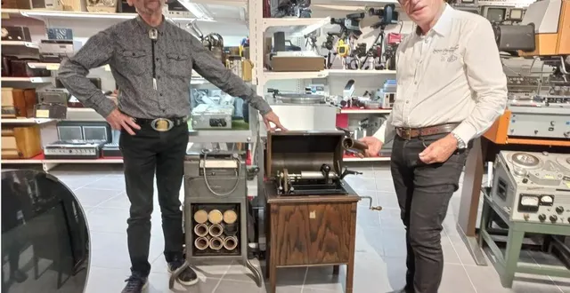 photo  michel gil et joël heslon présentent un dictaphone et un edison raser, du début du xxe siècle.  &copy;  le maine libre 