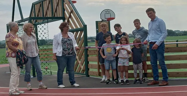 photo  des enfants de la commune coupent le ruban.  &copy;  le maine libre 