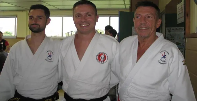 photo  david entouré de jordan (à g.) et luc son mentor.  &copy;  le maine libre 