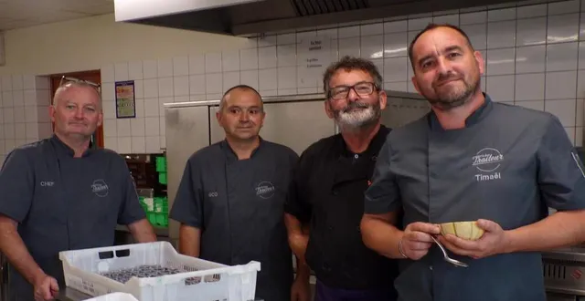 photo  une brigade de montfort-le-gesnois dans les cuisines de la salle raymond-brossard.                                                                       photo le maine libre 