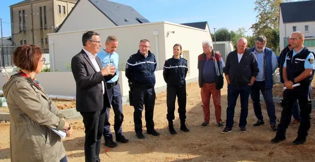 photo  annabelle bouhours architecte, françois boussard, et le capitaine stéphane pichot commandant en second de la compagnie de gendarmerie de la flèche étaient présents.  &copy;  le maine libre 