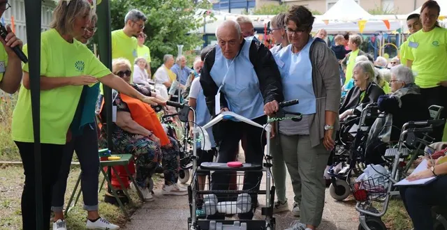 photo  à l’ehpad marie de la ferre à la flèche, cinq équipes se sont affrontées lors d’olympiades, mercredi 20 septembre 2023. ici, l’épreuve de lance-palets.  &copy;  ouest-france 