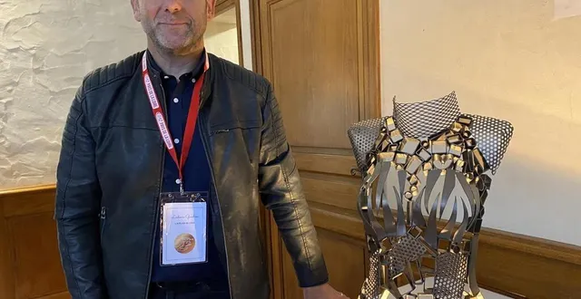 photo  ludovic gaudrée, ici avec l’une de ses créations, est l’un des quatre artisans d’art sarthois à avoir reçu un trophée des mains d’or.  &copy;  ouest-france 