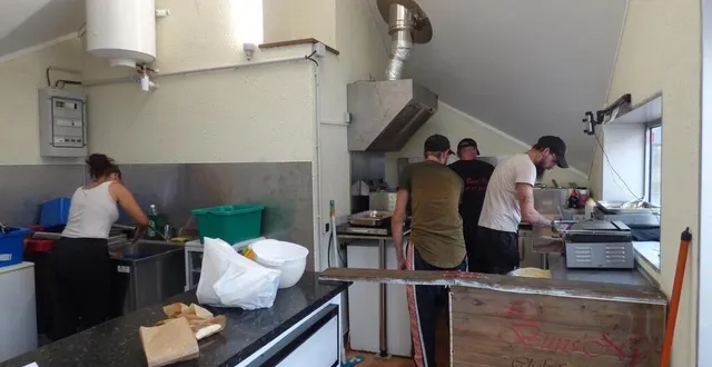 photo  dès l’ouverture, l’équipe réglait les derniers détails tandis que les premières commandes en click and collect attendaient leurs destinataires.  &copy;  ouest-france 