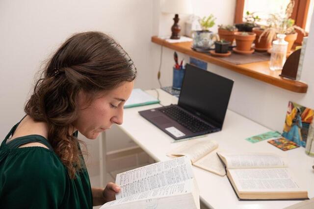 Freelance photo translator, Jillian Carty works from home in a corner of her living room.  © david ademas/ouest-france