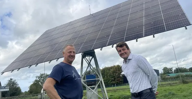 photo  stéphane lecomte, responsable du bureau d’études et françois-eric legiret (à droite) directeur de l’entreprise metaltech-girosun au pied du traker solaire, installé devant l’entreprise de saint-jean-de-savigny.  &copy;  ouest-france 