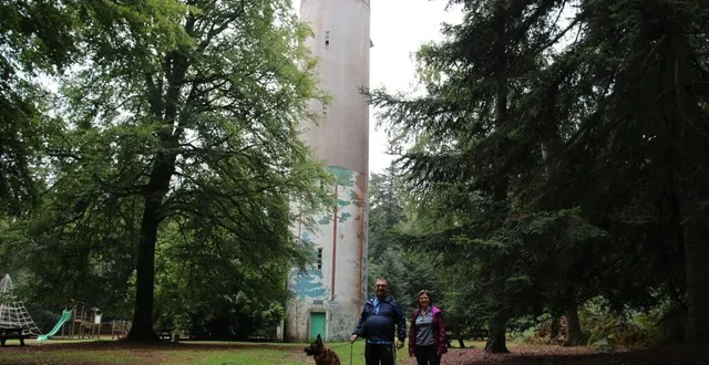 photo  les promeneurs apprécient le belvédère et ses alentours comme ici, sandrine et bruno venus de barville (orne) en balade sur le site.  &copy;  le maine libre 