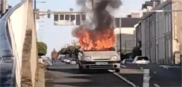 photo  une voiture en feu à l’entrée du centre-ville de sablé-sur-sarthe, samedi 23 septembre 2023.  &copy;  dr 