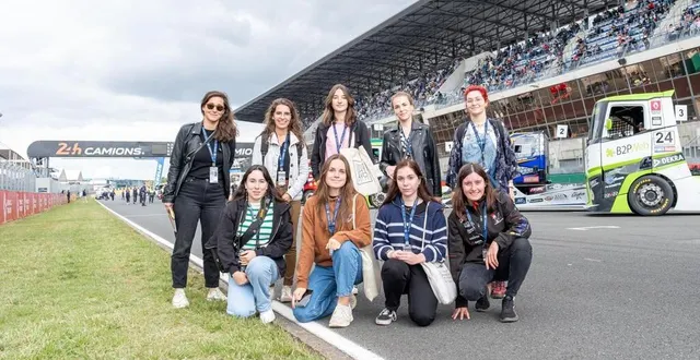 photo  sous la houlette de noémie brouard, à gauche, neuf femmes ont découvert les coulisses des 24 heures camions.  &copy;  dominique breugnot 