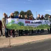 photo  une quinzaine de personnes s’est rassemblée samedi 23 septembre 2023 pour dénoncer les projets d’implantation de deux entrepôts logistiques à ouest park dans la commune de louailles. 