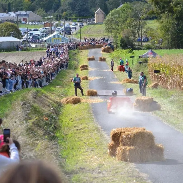 photo comme l’an passé, des milliers de spectateurs ont pris place le long de la descente des renardières.  ©  ouest-france