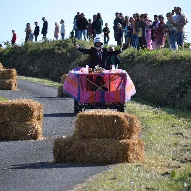 photo pas facile de garder sa table bien dressée tout en dévalant la pente !  ©  ouest-france