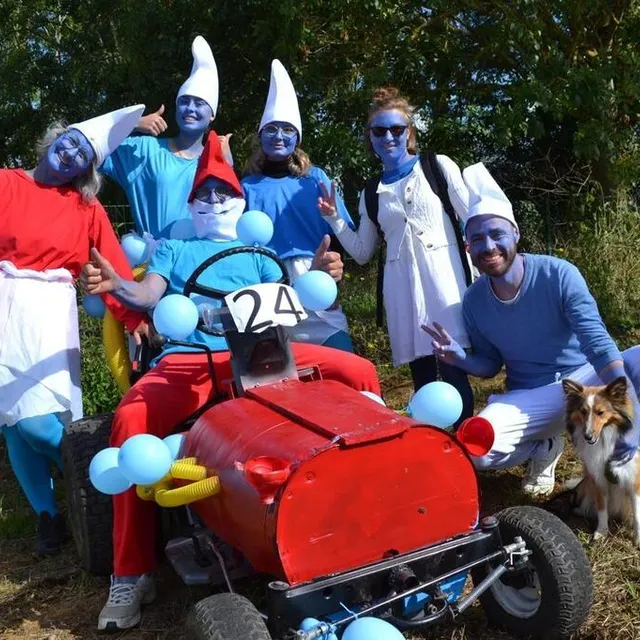 photo pour sa deuxième participation, cette famille de crosmières s’est inspirée des schtroumpfs. l’an prochain, éric, le grand schtroumpf, verrait bien un petit top gun.  ©  ouest-france