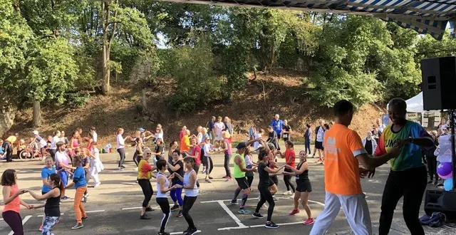 photo  guillaume foucher a ambiancé le village santé avec un cours de zumba à ciel ouvert.  &copy;  ouest-france 